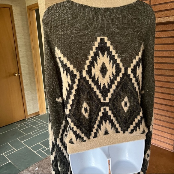 Like New, Soft Aztec Button Up Cardigan - Picture 4 of 9